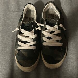 Canvas tennis shoes 
Size: 6M
Color: Camo